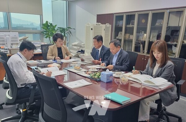 조상래 곡성군수는 13일 국회를 방문해 지역 현안사업 해결을 위한 예산건의 등 적극적인 행보를 펼쳤다