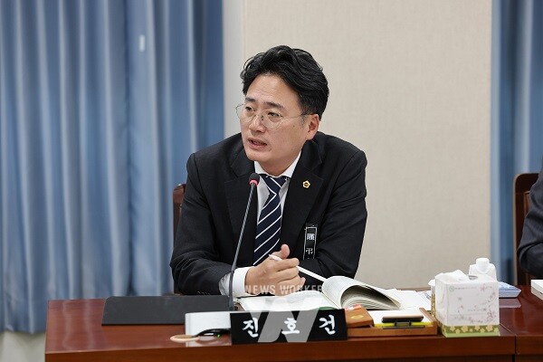 진호건 의원이 지난 5일 해양수산국 소관 행정사무감사에서 국장에게 질의하고 있다.