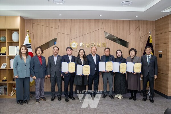 해남군의회(의장 이성옥)는 윤리심사자문위원회 위원 위촉식을 개최했다