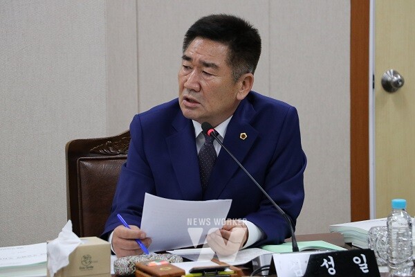 김성일 도의원이 지난 11월 11일 전라남도자치경찰위원회 행정사무감사에서 질의를 하고 있다.