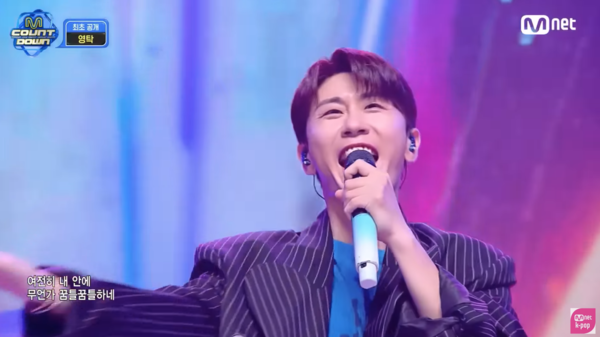 '엠카'에서 '슈퍼슈퍼'를 부르는 영탁 [사진=Mnet 공식 유튜브]