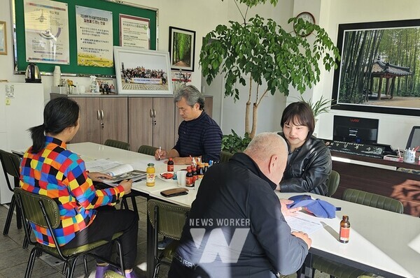 전남 담양군(군수 이병노)은 지난 13일 한국외식업중앙회 담양군지부에서 음식점 영업주들과 2차 간담회를 개최해 남도음식거리 활성화 방안에 대해 논의했다.