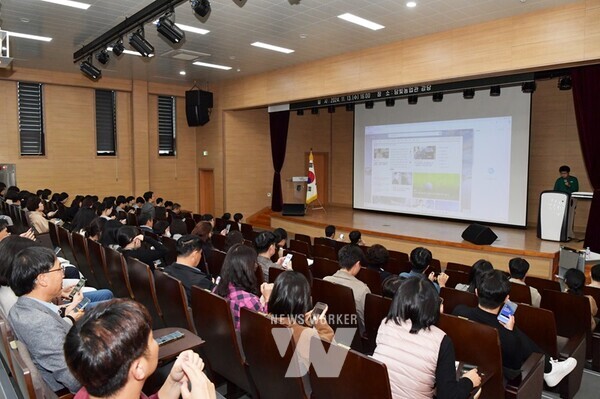 전남 담양군(군수 이병노)은 지난 13일 담빛농업관에서 공무원을 대상으로 인공지능 서비스 챗지피티(chat-GPT) 활용 교육을 진행했다.