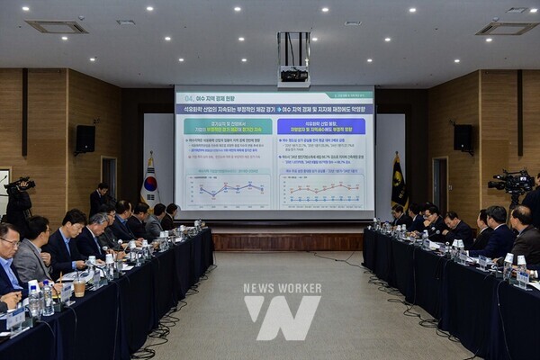 전남 여수시(시장 정기명)는 전라남도와 석유화학산업의 경기 불황 극복을 위해 지난 13일 여수상공회의소에서 ‘여수 석유화학산업 위기 대응 전략 토론회’를 개최했다
