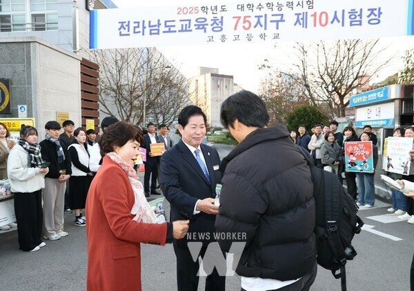 공영민 고흥군수가 14일 고흥고등학교 교문에서 수험생을 격려하고 있다