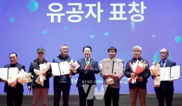 김영록 전라남도지사가 14일 무안 남악스카이웨딩홀에서 열린 전남광역이동지원센터 성과보고회에서 내빈들과 새이름 ‘전남 으뜸콜’을 선포하고 있다.(전남광역이동지원센터 새이름 ‘전남 으뜸콜’ 선포 2)김영록 전라남도지사가 14일 무안 남악스카이웨딩홀에서 열린 전남광역이동지원센터 성과보고 및 새이름 선포식 행사에서 참석자들과 퍼포먼스를 하고 있다.(전남광역이동지원센터 새이름 ‘전남 으뜸콜’ 선포 3)김영록 전라남도지사가 14일 무안 남악스카이웨딩홀에서 열린 전남광역이동지원센터 성과보고 및 새이름 선포식 행사에서 유공자들에게 시상을 하고 기념촬영을 하고 있다.