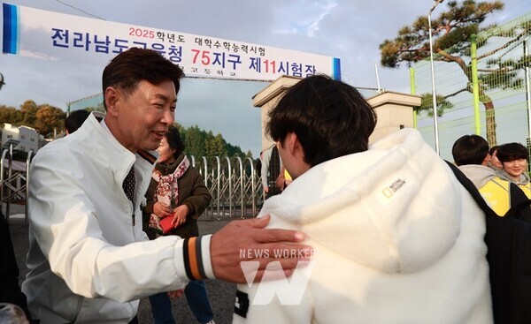 14일 아침 김철우 군수가 벌교고등학교 교문 앞에서 수험생들을 격려하고 있다