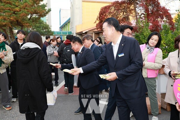 구복규 화순군수가 '2025학년도 대학수학능력시험을 앞둔 수험생들을 응원·격려했다