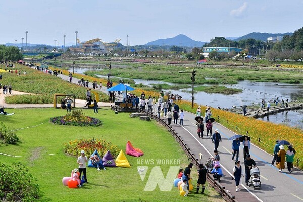 장성군이 황룡강변에 다목적 실내체육관을 짓는다-올해 열린 황룡강 가을꽃축제