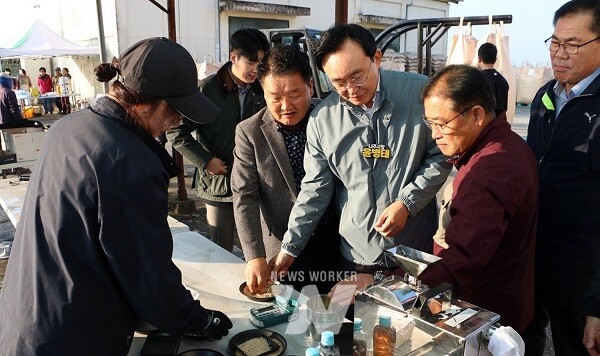 윤병태 나주시장이 세지, 왕곡면 공공비축미 매입현장을 방문해 농업인과 관계자들의 노고를 격려했다. 시는 2024년산 공공비축미곡 8027톤, 시장격리곡 2524톤 등 1만551톤을 매입한다. (사진제공-나주시)