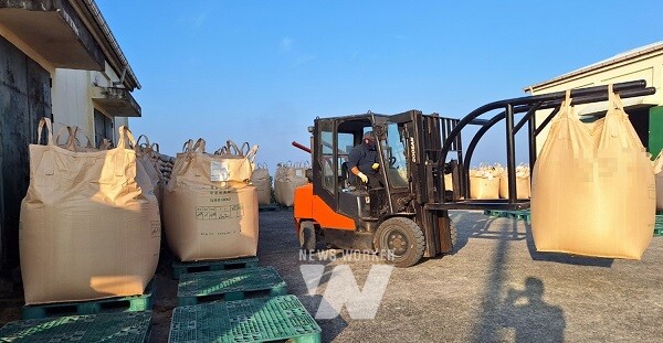 윤병태 나주시장이 세지, 왕곡면 공공비축미 매입현장을 방문해 농업인과 관계자들의 노고를 격려했다. 시는 2024년산 공공비축미곡 8027톤, 시장격리곡 2524톤 등 1만551톤을 매입한다. (사진제공-나주시)