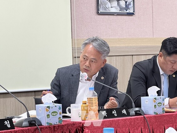 박성재 의원이 지난 7일 (재)전남바이오진흥원 해양바이오연구센터 소관 행정사무감사에서 센터장에게 질의하고 있다.]