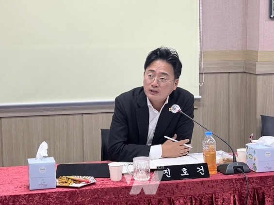 진호건 의원이 지난 7일 (재)전남바이오진흥원 해양바이오연구센터 소관 행정사무감사에서 센터장에게 질의하고 있다.]