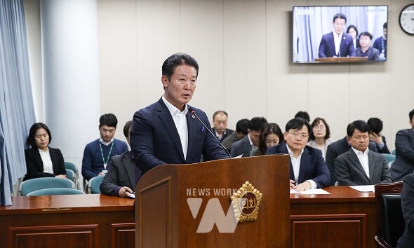 전라남도의회 제386회 제2차 정례회 제1차 기획행정위원회 회의(14일)에서 전경선 의원이 조례 제안을 설명하고 있다