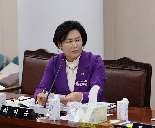 전라남도의회 최미숙 의원이 지난 8일에 열린 전라남도체육회 행정사무감사에서 질의를 하고 있다.