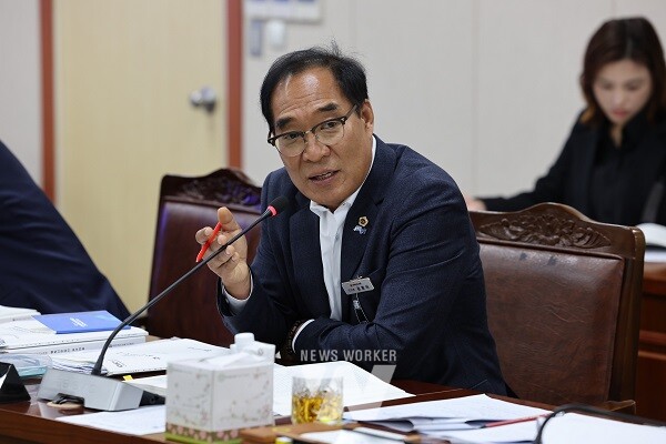 전라남도의회 김회식 의원이 지난 5일 해양수산국을 대상으로 행정사무감사를 진행하고 있다