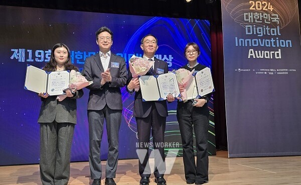 15일 경기도 경제과학진흥원 스타트업 캠퍼스에서 열린 ‘제19회 대한민국 인터넷대상’에서 채병호 신용보증기금 이사(왼쪽에서 세 번째)가 장관상을 받은 후 기념 촬영을 하고 있다.