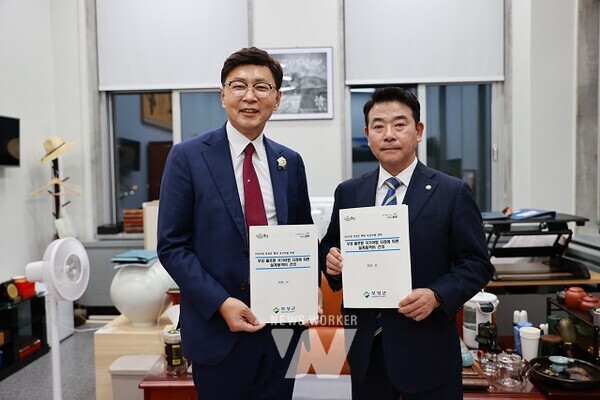김철우 보성군수(왼쪽)가 국회 박정 예산결산위원장(오른쪽)을 만나 현안 국고사업을 건의했다