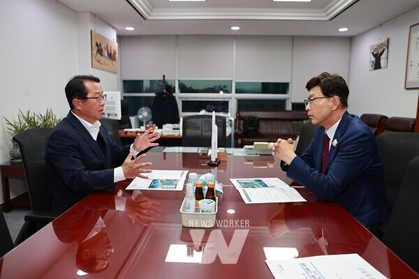 김철우 보성군수(오른쪽)가 국회 문금주 예결위원(왼쪽)을 만나 현안 국고사업을 건의하고 있다