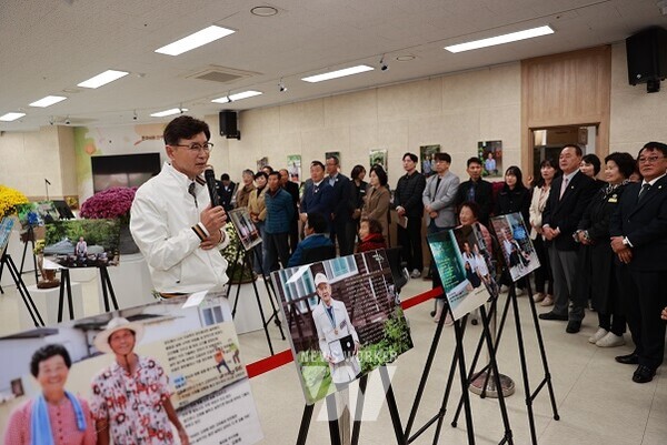 ‘문화600, 인생한컷 및 국화전시회’에서 김철우 군수가 개막 축사를 하고 있다