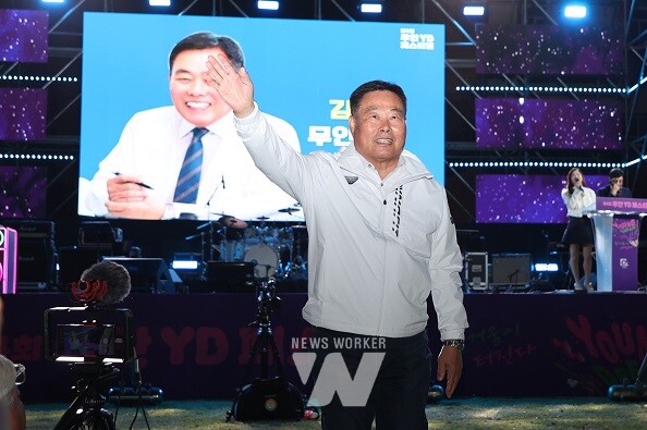 제4회 무안 YD 페스티벌 개막식에서 인사를 하는 김산 군수