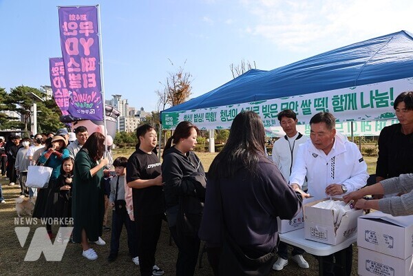 무안YD페스티벌에서 진행된 떡 나눔 행사