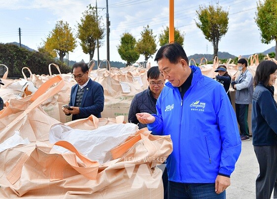 공공비축미 건조벼 수매 현장을 찾은 김한종 장성군수