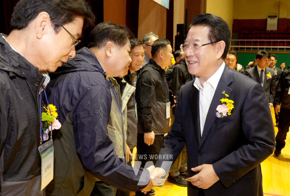 김영록 전라남도지사가 16일 함평문화체육센터에서 열린 ‘2024 광주·전남 산림조합 임직원 한마음 대회’에서 조합원들을 격려하고 있다.