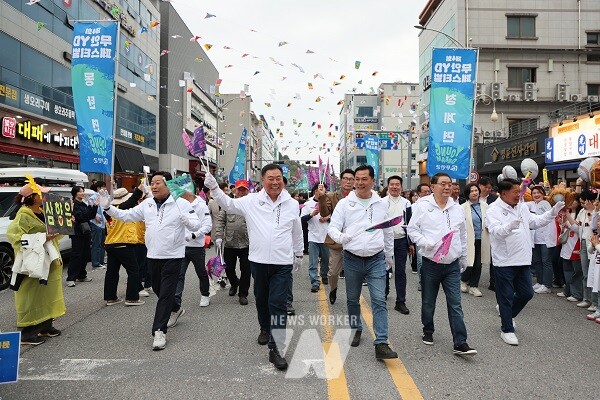 거리퍼레이드에 참가한 김산 군수