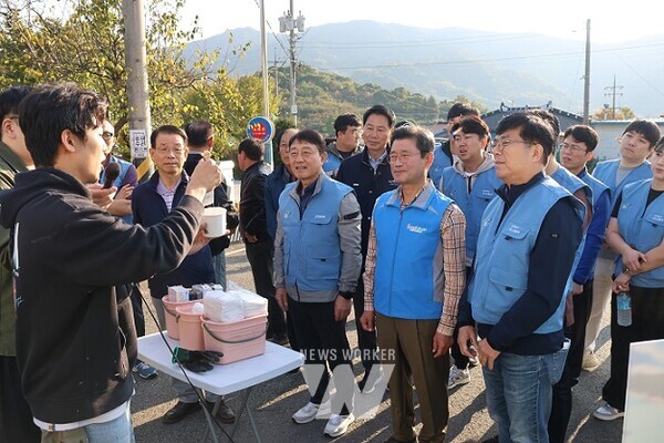 벽화 그리기 봉사에 참여하기 위해 작업 방법에 대해 설명을 듣고 있다. (왼쪽부터 사랑나눔재단 김재경 이사장, 광양제철소 이동렬 소장, 광양시 정인화 시장, 포스코플로우 경영문화실 김재만 실장)