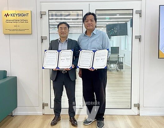 국립목포대 전희석(오른쪽) 화합물반도체센터장과 ds전자 임병옥 대표 업무협약