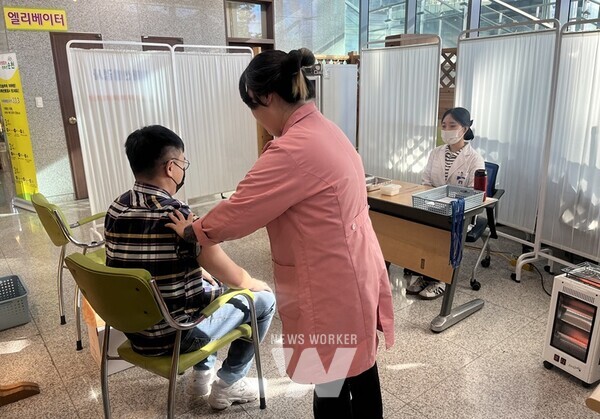 전남 순천시(노관규 시장)는 18일부터 시민의 경제적 부담을 경감하고 건강증진을 도모하고자 대상포진 예방접종 대상을 55세 이상까지 확대한다