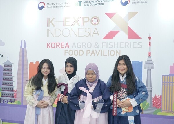 K-푸드 맛보고 한복도 입어 본 현지 대학생들