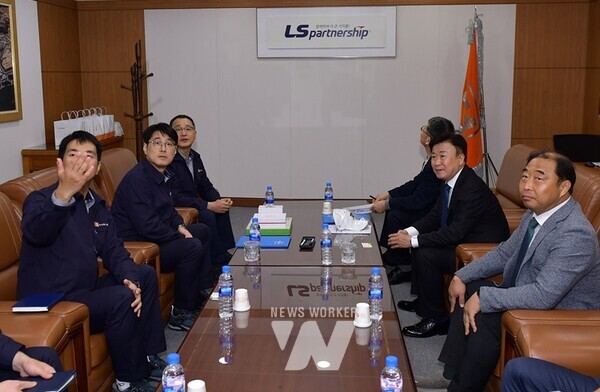 정기명 여수시장이 18일 오전 ㈜E1 여수기지를 방문해 현장 관계자와 소통의 자리를 가졌다.