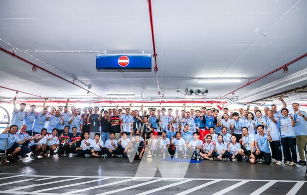 2024 TCR 월드투어, 차이나, 아시아 마카오 대회에 출전한 현대 Elantra N TCR 팀원들이 드라이버 부문 동반 종합 우승을 축하하며 기념 촬영을 하는 모습