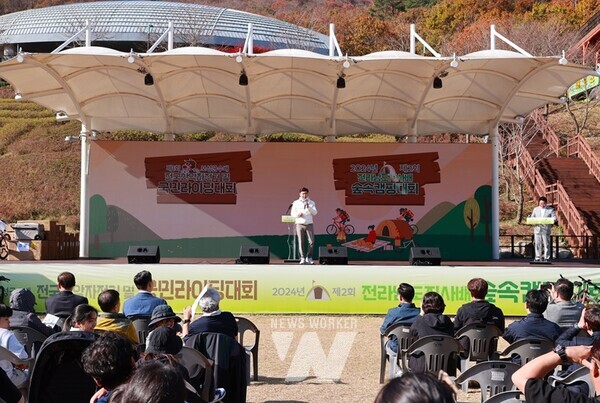 ‘제1회 보성군수배 전국 산악자전거 및 국민라이딩 대회’에서 김철우 군수가 축사를 하고 있다