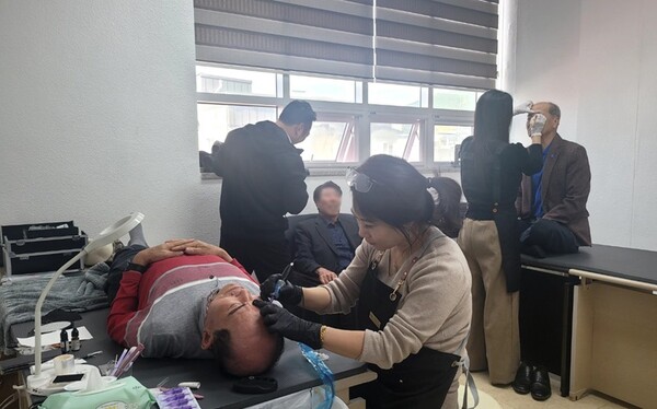 전남 진도군 소재 기업인 ‘㈜스마트알뜰장터’의 주최로 수도권 이에스지(환경·사회·지배구조) 기업들이 지난 14일, 대한노인회 진도군지회 2층 회의실에서 ‘어르신들과 함께하는 사랑은 칠십부터’ 나눔 봉사활동을 진행했다.