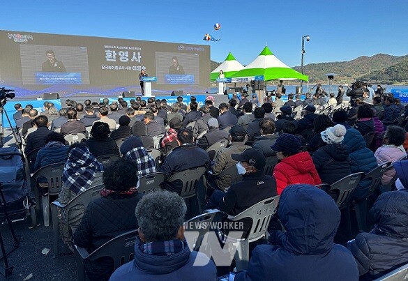 한국농어촌공사는 18일 영광군 불갑면 소재의 불갑저수지 치수능력확대사업 준공식을 열고 대규모 농업생산기반시설 치수능력 확대사업을 마무리했다고 밝혔다.