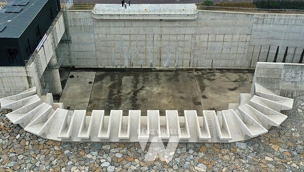 피아노건반형둑 공법은 프랑스와 스코틀랜드 등에도 적용된 최신 물넘이 형태로 선형 물넘이보다 제반비용이 적고 방류 능력이 높다는 장점이 있다