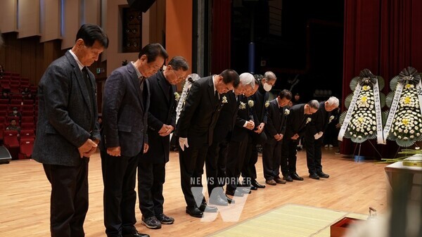 전라남도는 한국전쟁 74주기를 맞아 영문도 모른 채 억울하게 희생된 분들의 넋을 추모하고 유족의 아픔을 위로하기 위해 18일 완도 문화예술의전당에서 ‘제8회 한국전쟁 전후 민간인 희생자 합동위령제’를 가졌다.