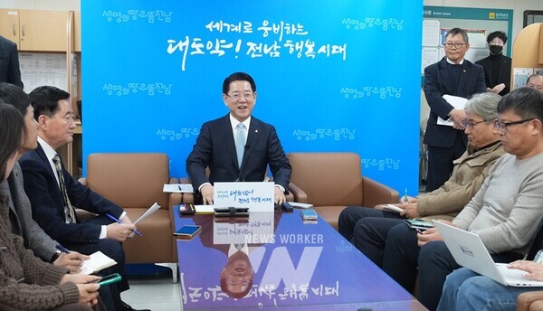 김영록 전라남도지사가 18일 도청 기자실에서 기자간담회를 열어 국립대학교인 목포대학교와 순천대학교가 전남지역 숙원인 의과대학 설립을 위해 대학 통합과 통합 의대 추진에 극적으로 합의한 것과 관련, 브리핑을 하고 있다.