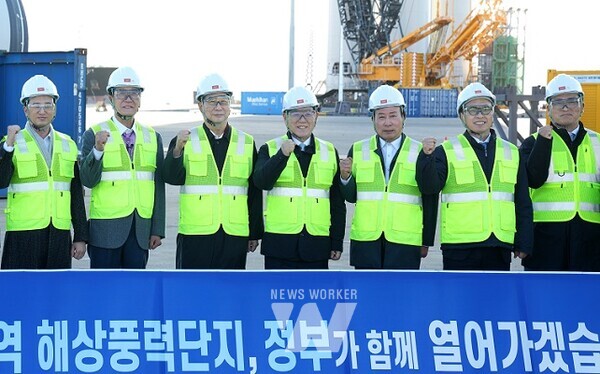 김영록 전라남도지사가 18일 목포 신항만 해상풍력 배후부지를 방문한 한덕수 국무총리 등 관계자들과 기념촬영을 하고 있다