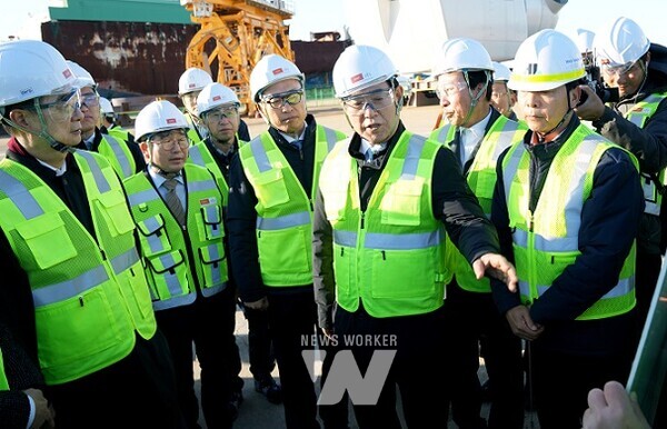 김영록 전라남도지사가 18일 목포 신항만 해상풍력 배후부지를 방문한 한덕수 국무총리 등 관계자들과 시설을 둘러보고 있다