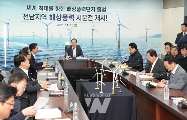 18일 목포 신항만에서 열린 해상풍력 간담회에서 한덕수 국무총리가 모두말씀을 하고 있다.