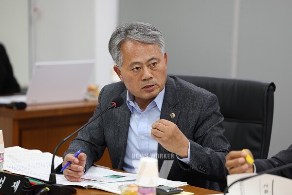 박성재 의원이 지난 11일(월) 남도장터 소관 행정사무감사에서 대표이사에게 질의하고 있다.