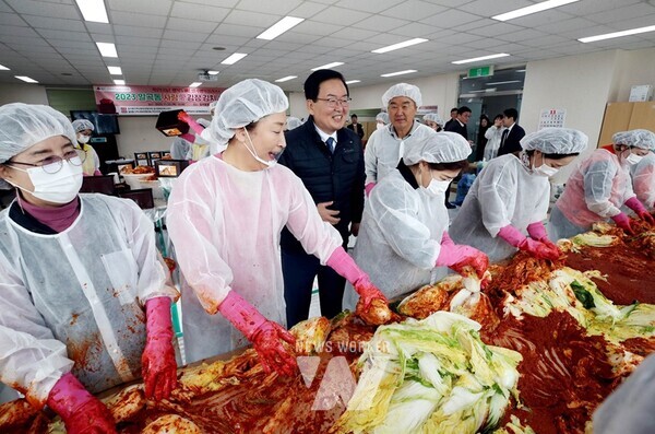 광주시 북구는 이달 20일부터 내달 10일까지 27개 동 행정복지센터, 지역사회보장협의체, 자원봉사센터 등 유관 기관‧단체가 참여한 가운데 ‘사랑의 김장 김치 나눔 행사’를 추진한다.