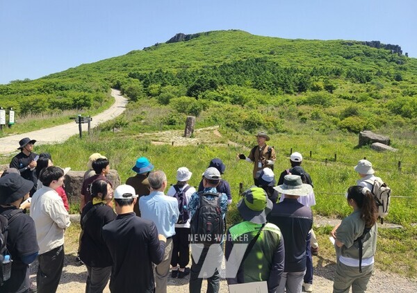 광주시가 야외 교과서인 무등산권 세계지질공원의 가치를 널리 알리기 위해 운영하고 있는 지질공원 동행해설, 지오스쿨 등 교육프로그램이 인기를 끌고 있다.