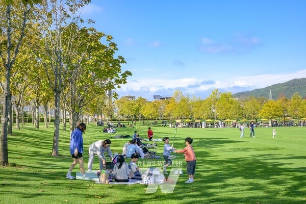 전남 순천시(시장 노관규)는 지난 18일 UN-해비타트 아시아태평양 지역본부와 아시아 해비타트 협회 등 국내외 5개 기관이 공동 주최하고 일본 후쿠오카에서 개최된 ‘2024아시아도시경관상’에서 본상을 수상했다