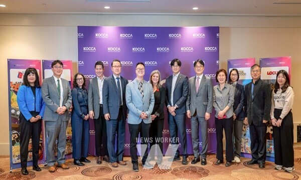 지난 11일 부에노스아이레스에서 진행된 아르헨티나 비즈니스센터(센터장 박승준) 개소식에서 국내 4인조 밴드 ‘W24’의 보컬 ‘정호원’과 아르헨티나 배우 겸 가수 ‘앙헬라 레이바’가 협업 공연을 진행하고 있다.지난 7일, 멕시코 비즈니스센터(센터장 김일)는주요 인사 70여 명이 참석한 가운데 개소식을 성공적으로 개최했다.지난 4일 캐나다 비즈니스센터(센터장 이태희)는 토론토에서 현지 정부 및 업계 주요 관계자가 참석한 가운데 센터 개소식을 진행했다.