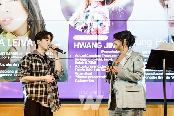지난 11일 부에노스아이레스에서 진행된 아르헨티나 비즈니스센터(센터장 박승준) 개소식에서 국내 4인조 밴드 ‘W24’의 보컬 ‘정호원’과 아르헨티나 배우 겸 가수 ‘앙헬라 레이바’가 협업 공연을 진행하고 있다.